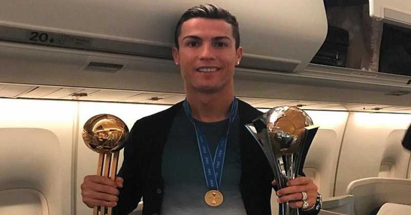 ปีของเขา !! โด้ยิ้มร่า ! อวดรางวัล "แข้งยอดเยี่ยม-แชมป์สโมสรโลก"
